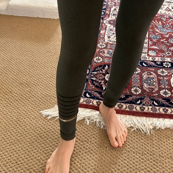 - Lovely Anthropologie sub brand Sundry pair of super soft leggings brand … - Picture 3 of 8